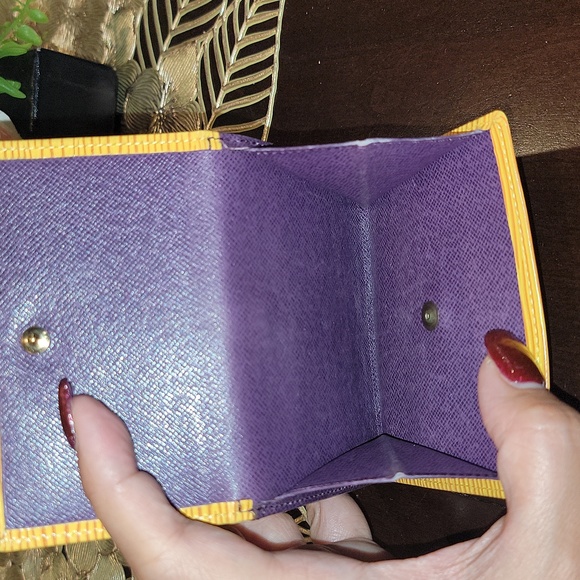 Authentic Louis Vuitton Epi short wallet - Picture 6 of 9